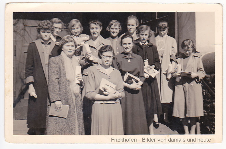 Schüler vor der Schule von Frickhofen